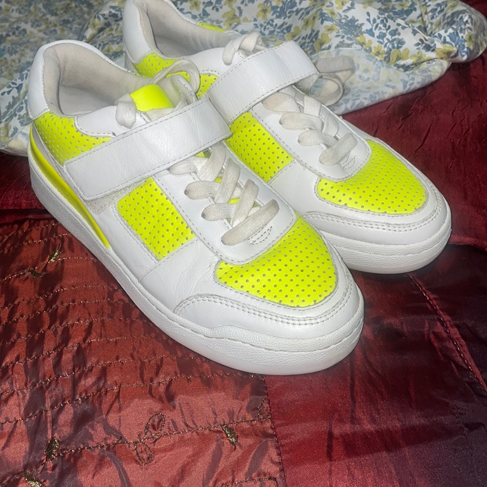 Vince Camuto Sneakers size 7 1/2M38
